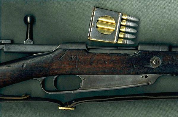 The Gew '88 was unique for its time in that it used a clip. Cartridges were pushed up by a follower "arm". Once all cartridges were fired, the clip dropped out of the bottom of the magazine. 